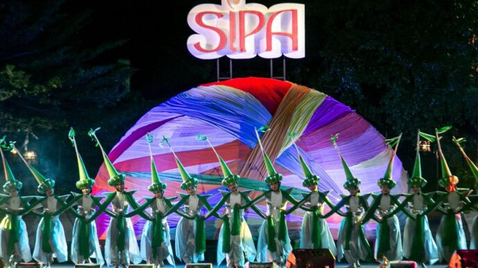Penari berbusana hijau dan putih tampil di panggung festival Solo International Performing Arts (SIPA) dengan latar belakang dekorasi bundar dan logo SIPA yang menyala.