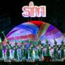 Penari berbusana hijau dan putih tampil di panggung festival Solo International Performing Arts (SIPA) dengan latar belakang dekorasi bundar dan logo SIPA yang menyala.
