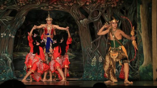 Penari wayang orang berbusana kesatria memegang busur panah berhadapan dengan tokoh putri dan raksasa di panggung teater.