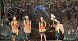Empat pemeran tokoh Punakawan berbusana tradisional tampil di panggung wayang orang.