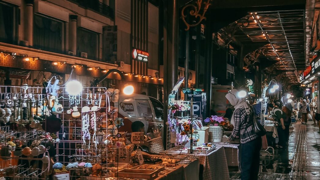 Suasana pasar malam di Koridor Ngarsopuro Solo dengan deretan lapak UMKM yang menjual kerajinan dan aksesoris di bawah lampu hangat.