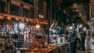 Suasana pasar malam di Koridor Ngarsopuro Solo dengan deretan lapak UMKM yang menjual kerajinan dan aksesoris di bawah lampu hangat.