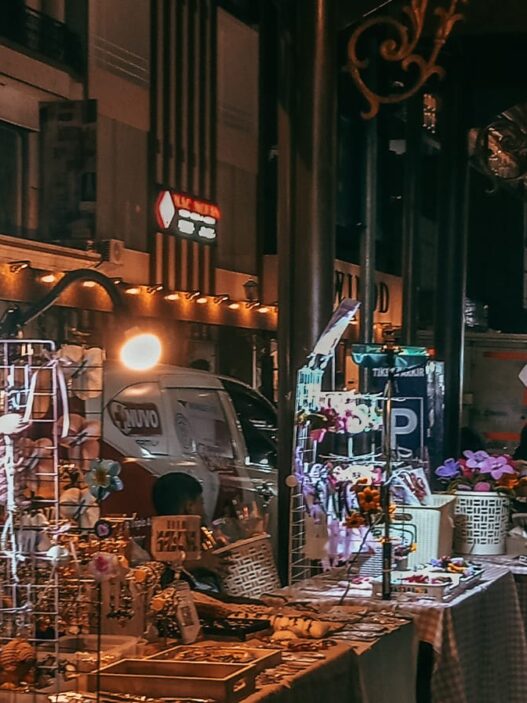 Suasana pasar malam di Koridor Ngarsopuro Solo dengan deretan lapak UMKM yang menjual kerajinan dan aksesoris di bawah lampu hangat.