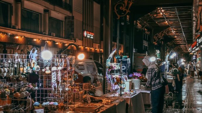 Suasana pasar malam di Koridor Ngarsopuro Solo dengan deretan lapak UMKM yang menjual kerajinan dan aksesoris di bawah lampu hangat.