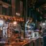 Suasana pasar malam di Koridor Ngarsopuro Solo dengan deretan lapak UMKM yang menjual kerajinan dan aksesoris di bawah lampu hangat.
