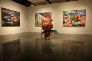 Instalasi Seni Pop-Surrealism: Patung Karakter dan Lukisan