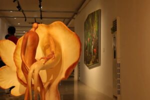 Instalasi Patung Organik dan Lukisan di Pameran Seni Kontemporer