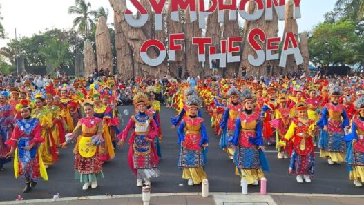 Pertunjukan Tari Kolosal Betawi di Symphony of the Sea Ancol