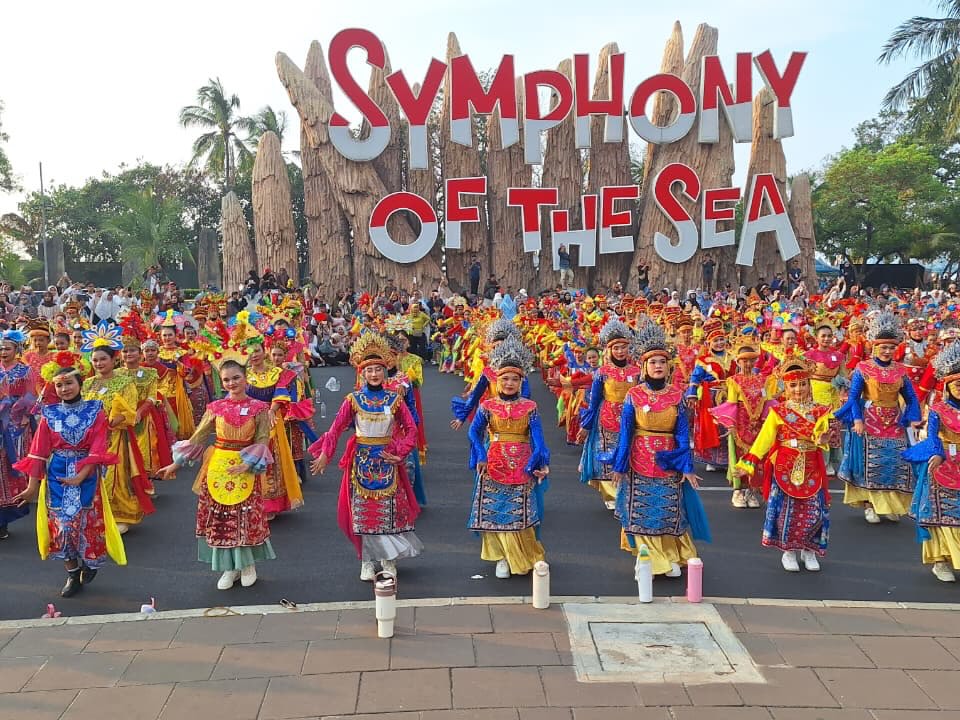 Pertunjukan Tari Kolosal Betawi di Symphony of the Sea Ancol