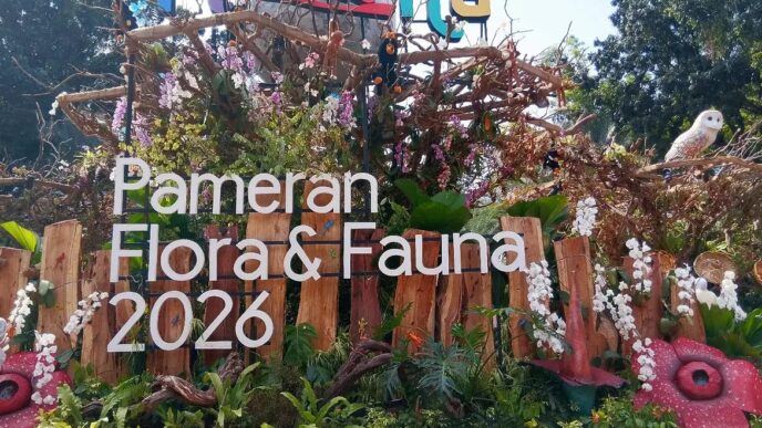 Instalasi pameran berstruktur kayu dihiasi tanaman hias, bunga anggrek, replika bunga Rafflesia, serta ornamen satwa dengan tulisan Pameran Flora & Fauna 2026.