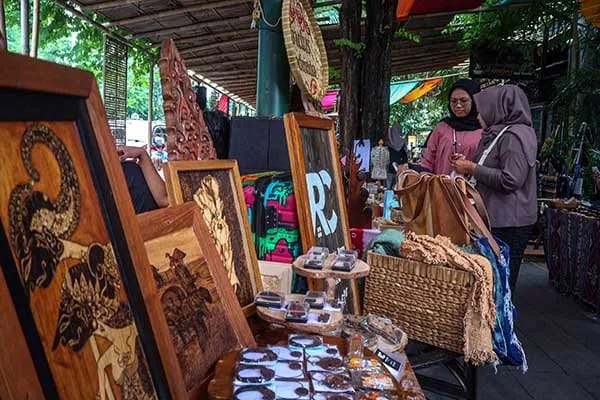 Karya seni dan produk kreatif di Solo Art Market