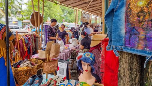 Stand Solo Art Market berisi produk kerajinan tangan dan sepatu lukis di Selasar Ngarsopuro.