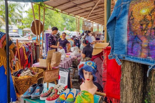 Stand Solo Art Market berisi produk kerajinan tangan dan sepatu lukis di Selasar Ngarsopuro.