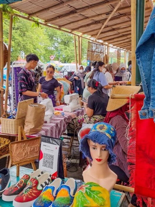 Stand Solo Art Market berisi produk kerajinan tangan dan sepatu lukis di Selasar Ngarsopuro.