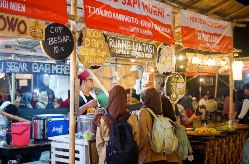 Suasana pengunjung di area kuliner Kotabaru Heritage Film Festival