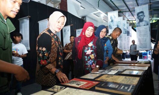 Pengunjung melihat koleksi sejarah dalam Pameran Gerbang Laut di Museum Bahari