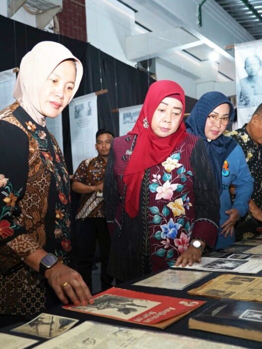 Pengunjung melihat koleksi sejarah dalam Pameran Gerbang Laut di Museum Bahari