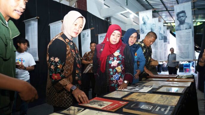 Pengunjung melihat koleksi sejarah dalam Pameran Gerbang Laut di Museum Bahari