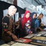 Pengunjung melihat koleksi sejarah dalam Pameran Gerbang Laut di Museum Bahari