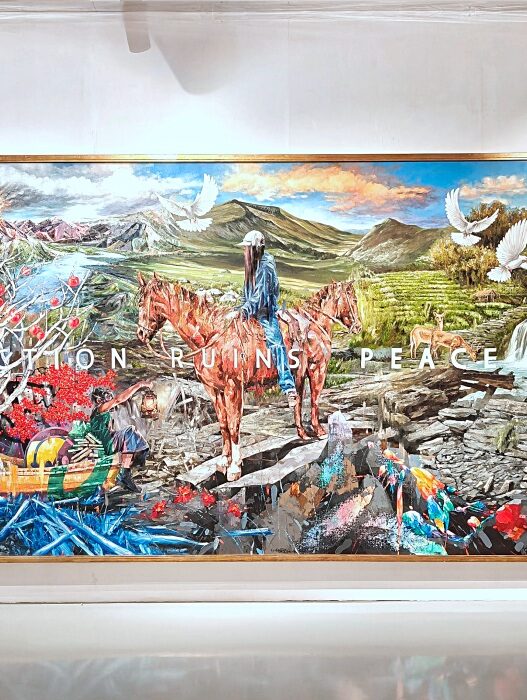 Lukisan panorama Destruction Ruins, Peace Paints karya SBY di dinding galeri.