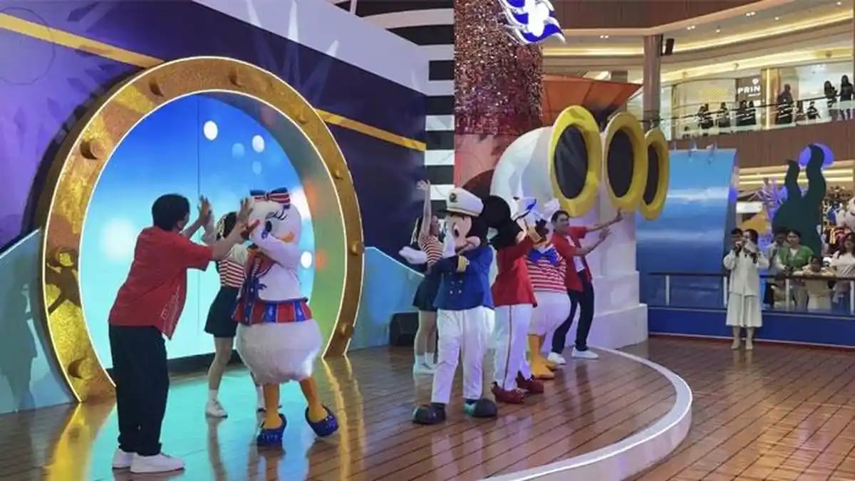 Karakter Disney tampil di panggung pameran Disney Cruise Line Pakuwon Mall.
