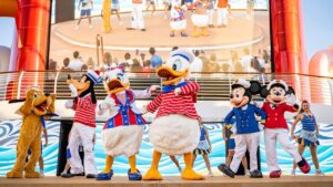 Karakter Disney dalam seragam pelaut meriah di panggung kapal pesiar Disney Cruise Line, berlatar belakang cerobong asap merah dan layar besar.