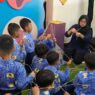 Anak-anak sekolah seragam batik belajar membuat kerajinan anyaman bersama pendamping di Solo Literacy Festival.