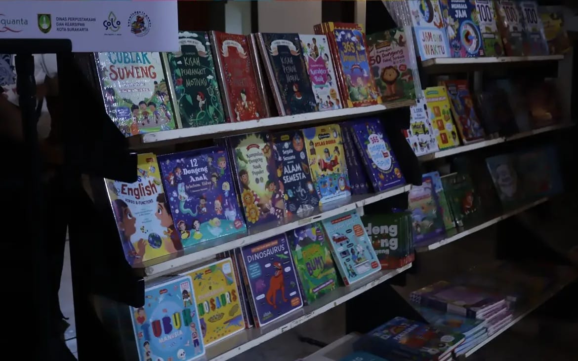 Deretan buku bacaan anak dan pengetahuan umum tertata rapi di rak pameran. 