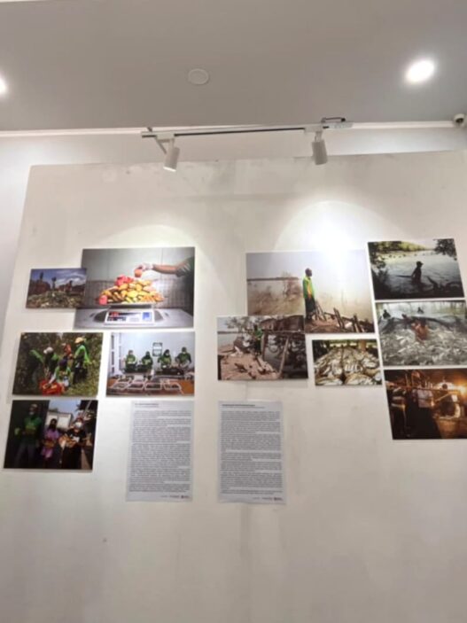 Pengunjung melihat deretan lukisan dan foto dokumenter pada pameran Tanah, Pangan dan Harapan di Kayutangan Malang.