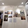 Pengunjung melihat deretan lukisan dan foto dokumenter pada pameran Tanah, Pangan dan Harapan di Kayutangan Malang.