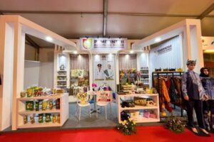 Tampilan depan booth pameran Pemerintah Kabupaten Jember berdesain modern elegan yang memajang ragam produk UMKM unggulan serta plakat Juara 1 Desain Stand Terbaik.
