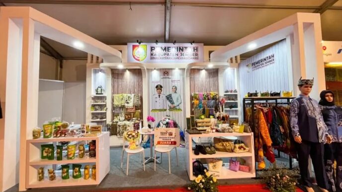 Tampilan depan booth pameran Pemerintah Kabupaten Jember berdesain modern elegan yang memajang ragam produk UMKM unggulan serta plakat Juara 1 Desain Stand Terbaik.