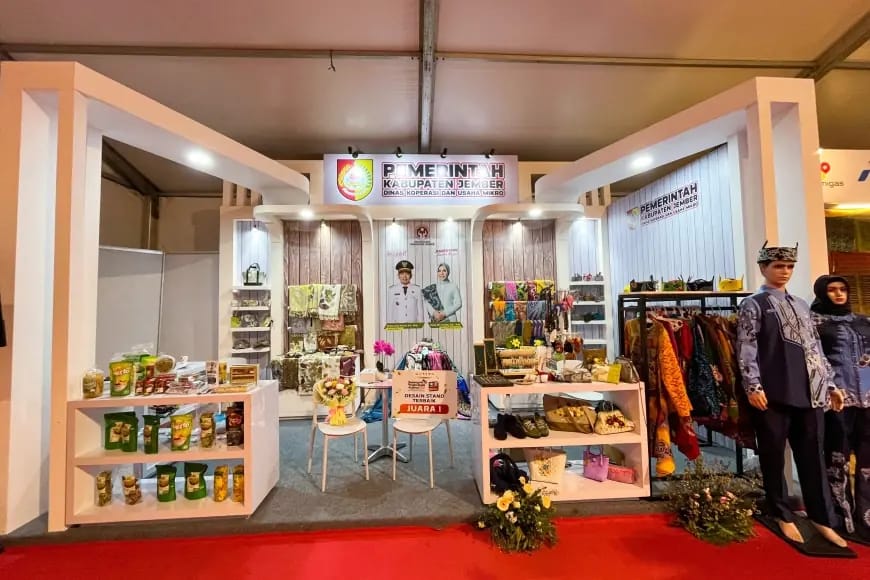 Tampilan depan booth pameran Pemerintah Kabupaten Jember berdesain modern elegan yang memajang ragam produk UMKM unggulan serta plakat Juara 1 Desain Stand Terbaik.