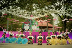 Pertunjukan Tari Budaya Indonesia di Festival Luar Ruangan
