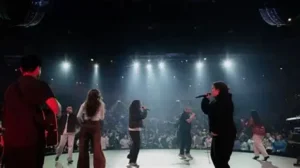Suasana konser Hillsong Worship dengan para penampil di atas panggung dan penonton memenuhi area pertunjukan.