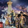 Para penari berbusana wayang tradisional tampil di atas kendaraan hias berlatar replika Tugu Jogja pada event karnaval malam.
