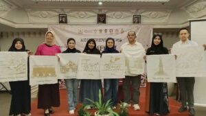 Para penyelenggara memegang kain putih bermotif sketsa ikon Yogyakarta saat Konferensi Pers Simfoni 1001 Pembatik.