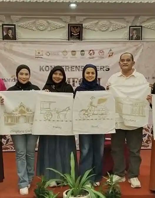 Para penyelenggara memegang kain putih bermotif sketsa ikon Yogyakarta saat Konferensi Pers Simfoni 1001 Pembatik.