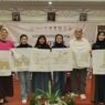 Para penyelenggara memegang kain putih bermotif sketsa ikon Yogyakarta saat Konferensi Pers Simfoni 1001 Pembatik.