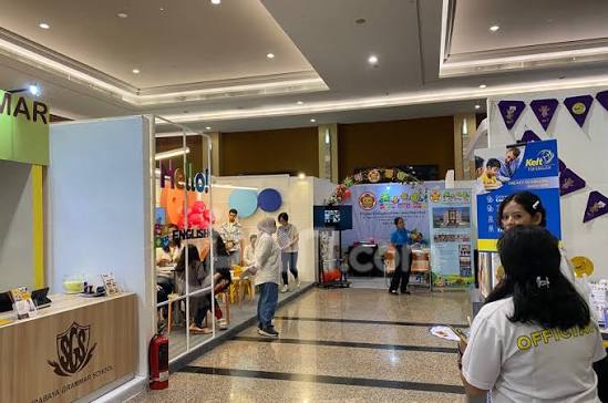 Suasana area pameran dan booth edukasi di Eduvers Festival 2026 Galaxy Mall Surabaya.
