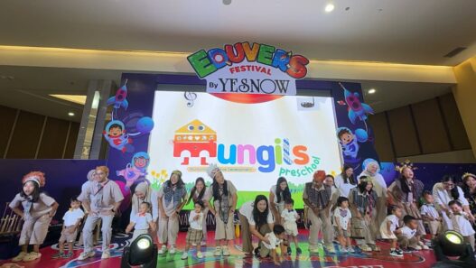 Penampilan anak-anak dan pengajar Mungils Preschool di panggung Eduvers Festival 2026.