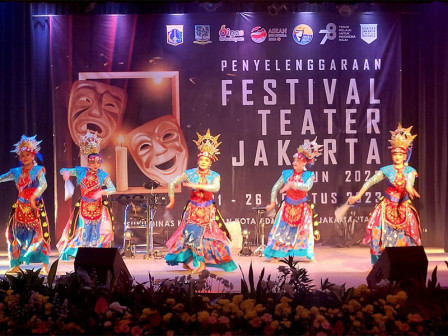 Lima penari berkostum tradisional dan bermahkota emas tampil bersama di panggung Festival Teater Jakarta.