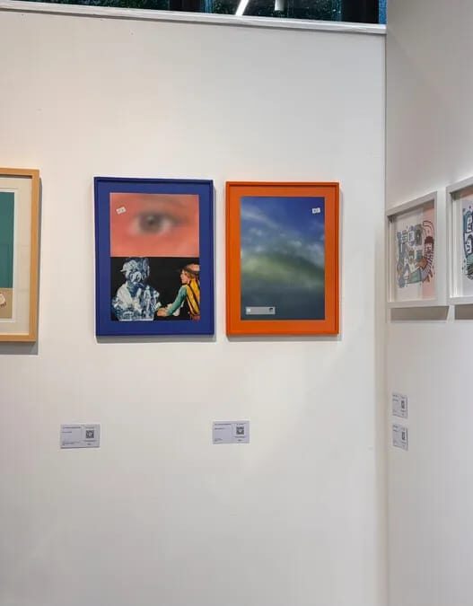 Deretan lukisan berbingkai kayu dan warna-warni yang dipajang rapi di dinding putih galeri seni, menampilkan potret figuratif dan ilustrasi abstrak.