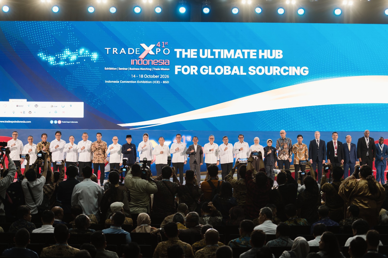 Para pejabat pemerintah, tamu undangan, dan perwakilan asing berfoto bersama mengepalkan tangan di atas panggung dalam pembukaan Trade Expo Indonesia ke-41 di ICE BSD.