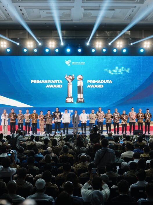 Penganugerahan Primaniyarta dan Primaduta Award oleh Kementerian Perdagangan RI di atas panggung bersama para pemenang.