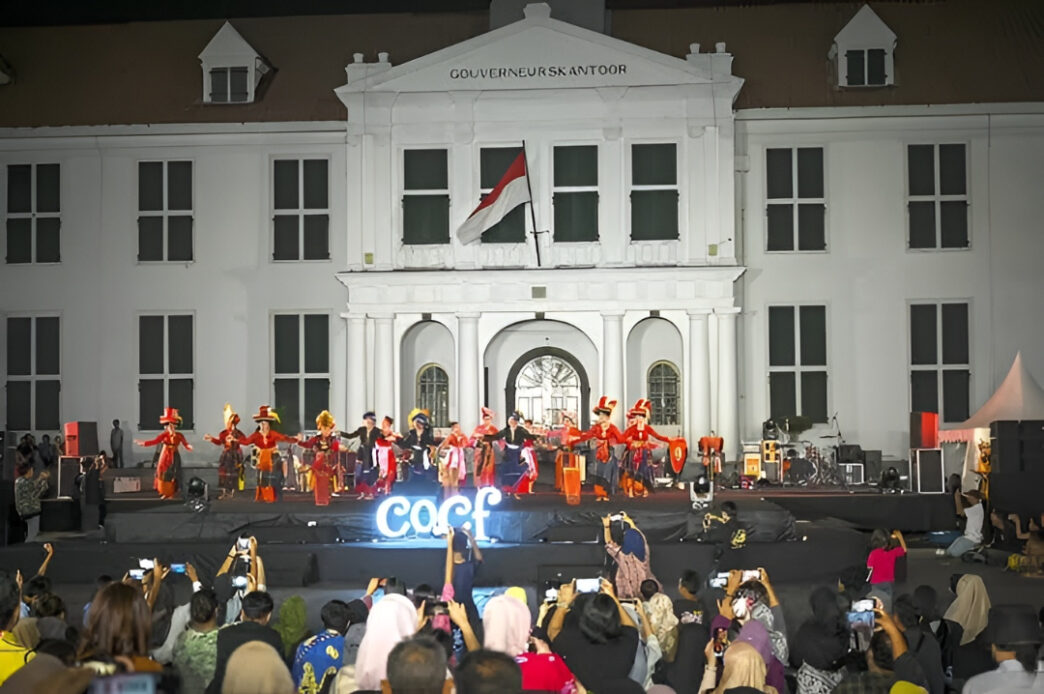Penari dengan pakaian adat tradisional tampil di atas panggung terbuka di depan gedung bersejarah Museum Fatahillah (Gouverneurskantoor) Jakarta pada malam hari di hadapan penonton.