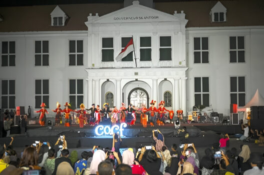 Penari dengan pakaian adat tradisional tampil di atas panggung terbuka di depan gedung bersejarah Museum Fatahillah (Gouverneurskantoor) Jakarta pada malam hari di hadapan penonton.