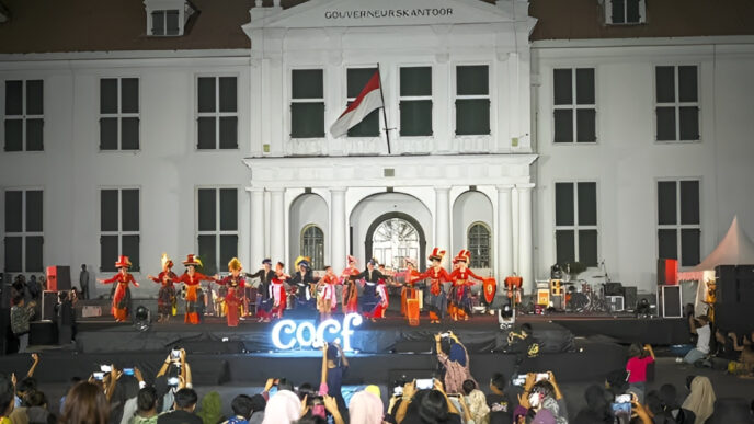 Penari dengan pakaian adat tradisional tampil di atas panggung terbuka di depan gedung bersejarah Museum Fatahillah (Gouverneurskantoor) Jakarta pada malam hari di hadapan penonton.