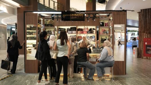 Pengunjung berkumpul di depan stan Syeni Leonardo Authentic di acara Irresistible Bazaar Lippo Mall Kemang sambil melihat koleksi tas mewah preloved branded.