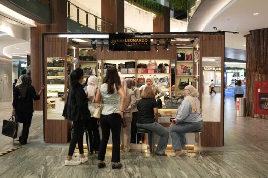 Pengunjung berkumpul di depan stan Syeni Leonardo Authentic di acara Irresistible Bazaar Lippo Mall Kemang sambil melihat koleksi tas mewah preloved branded.